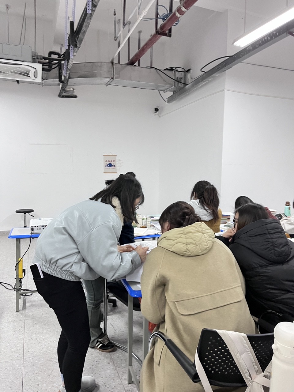 老师为学员答疑辅导